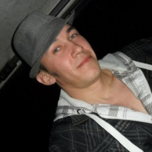 Plavooki zgodan mladić solidno situiran Plavooki zgodan mladić solidno situiran